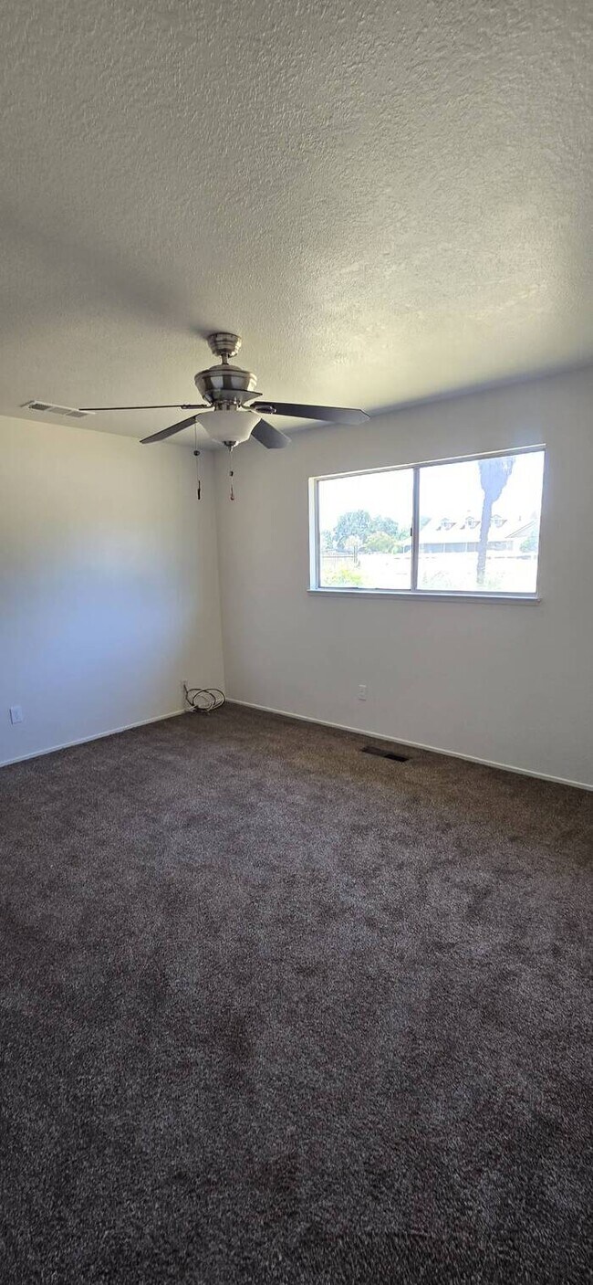 Building Photo - East Modesto Country Living, 3 Bedrooms 2 Bathrooms