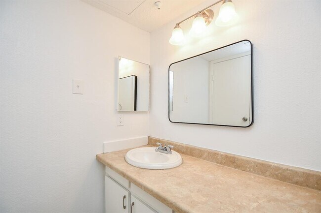 Building Photo - 11201 Lynbrook Dr