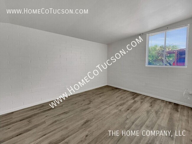 Building Photo - 3966 E Sylvane Dr