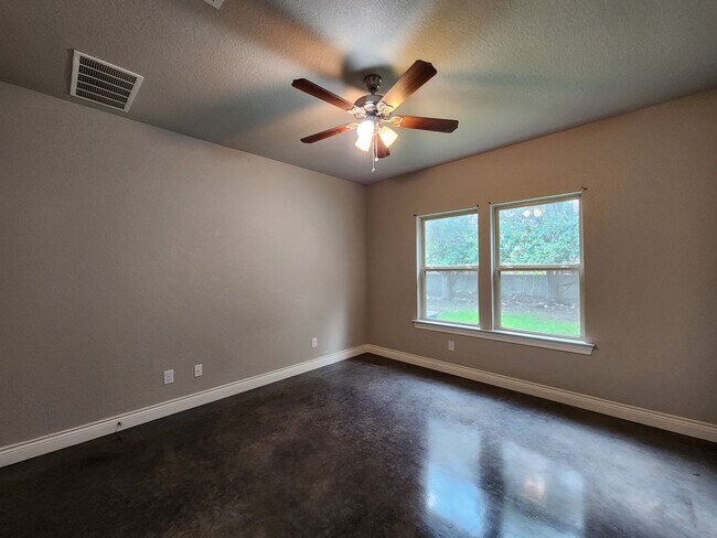 Building Photo - LOCATION! Walk to Torrey Park / Close to NB Downtown & Gruene / No Carpet / NBISD