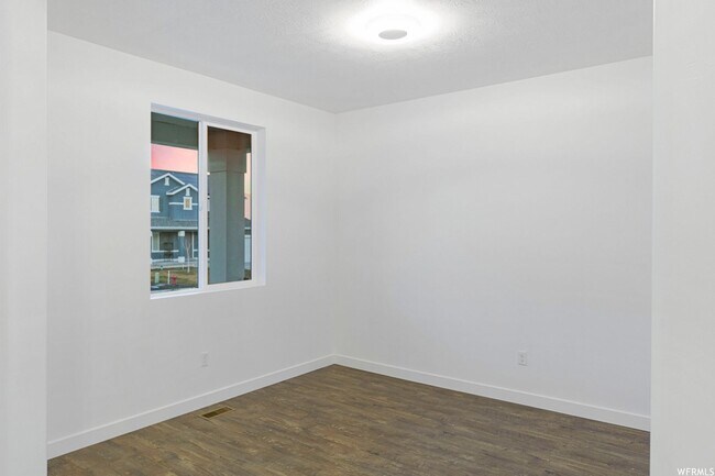 Building Photo - Stunning Home Right on the Golf Course!