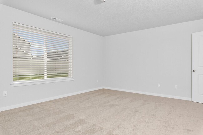 Building Photo - Beautiful 4bd/2ba Single Level Home w/RARE 4-CAR GARAGE