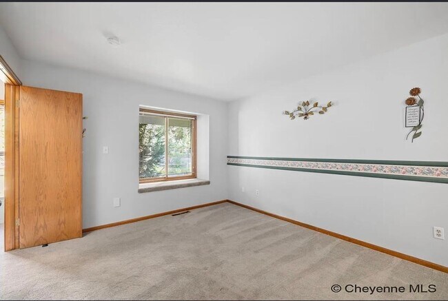 Building Photo - 3 BEDROOM, 2 BATHROOM TOWNHOME WITH 1 CAR ...