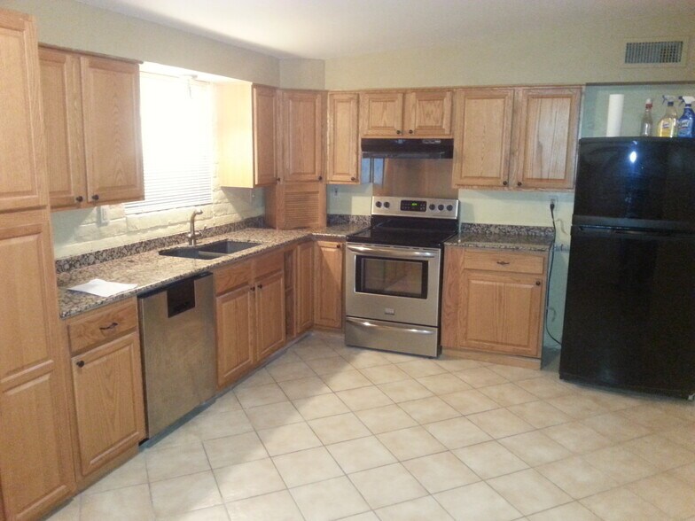 Building Photo - 3001 E Blacklidge Dr