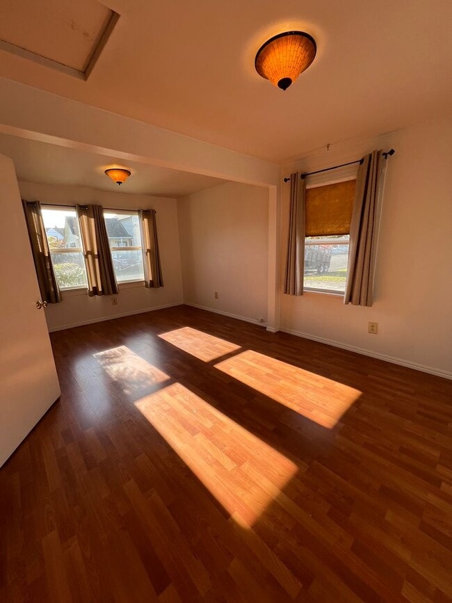Building Photo - Charming Fields Landing House w/ Large Garage!