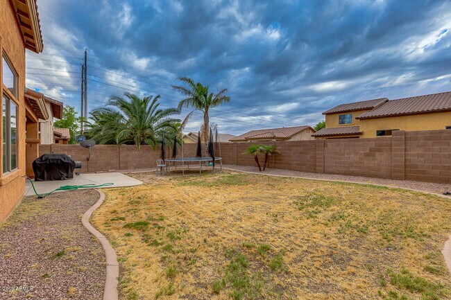 Building Photo - Charming 5 Bed 3 Bath Tolleson Home with S...