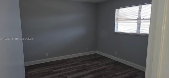 Building Photo - 7960 N Colony Cir