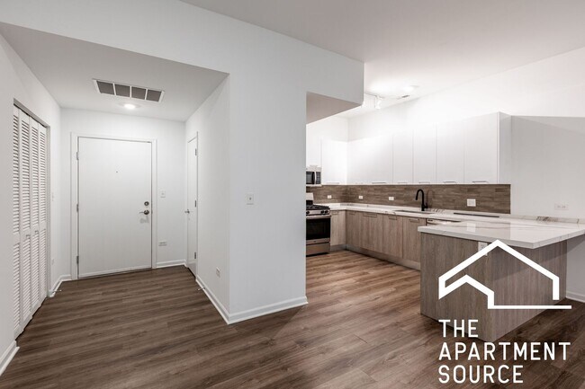 Building Photo - Spacious South Loop 2Bed/2Bath feat. Updated Kitchen & Large Patio!