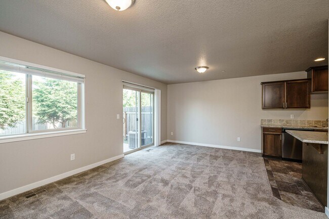 Building Photo - Easy I-205 Access - 3 Bedroom 2.5 Bath Townhouse