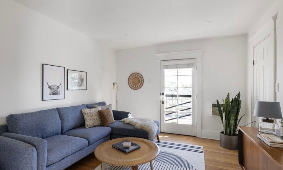 Building Photo - 211 1/2 S Burlington Ave