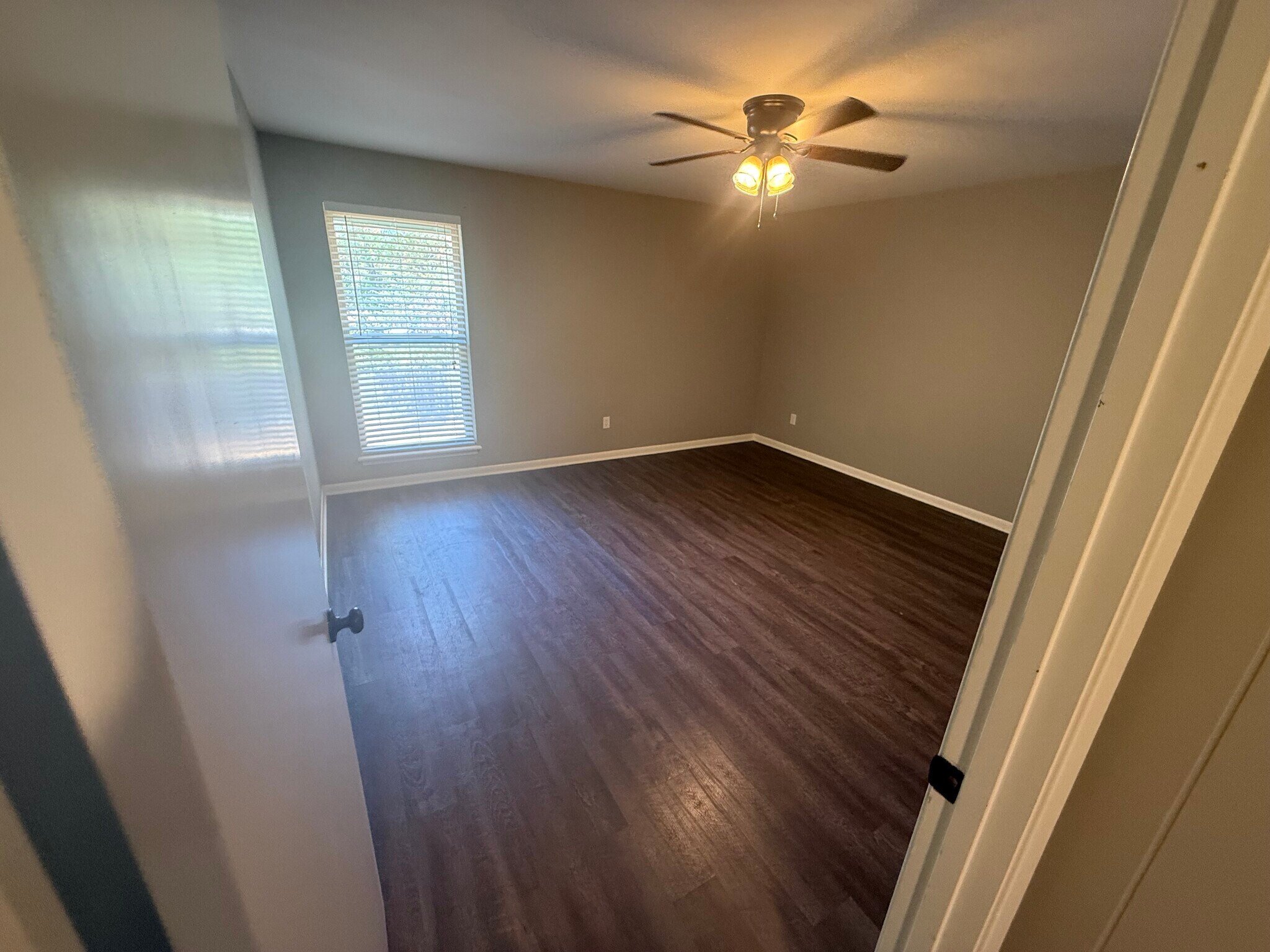 Building Photo - 2907 Greenhills Dr