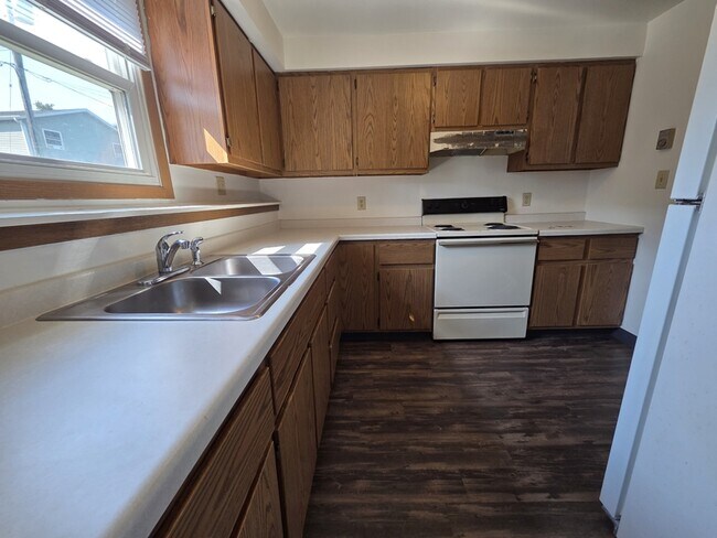 Building Photo - 324 Joseph St