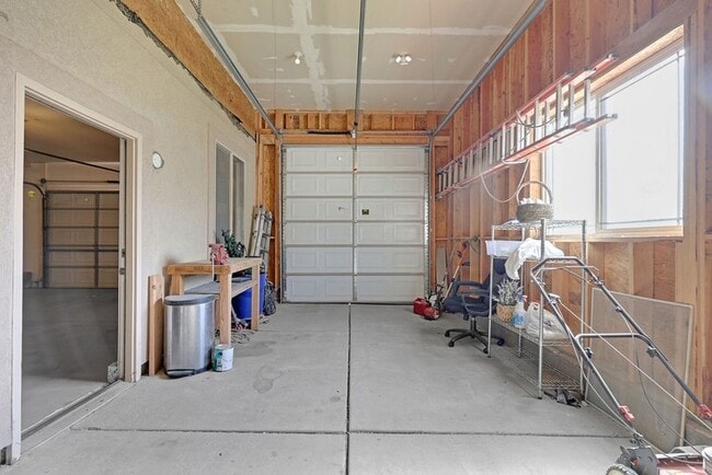 Building Photo - 2093 E View Dr
