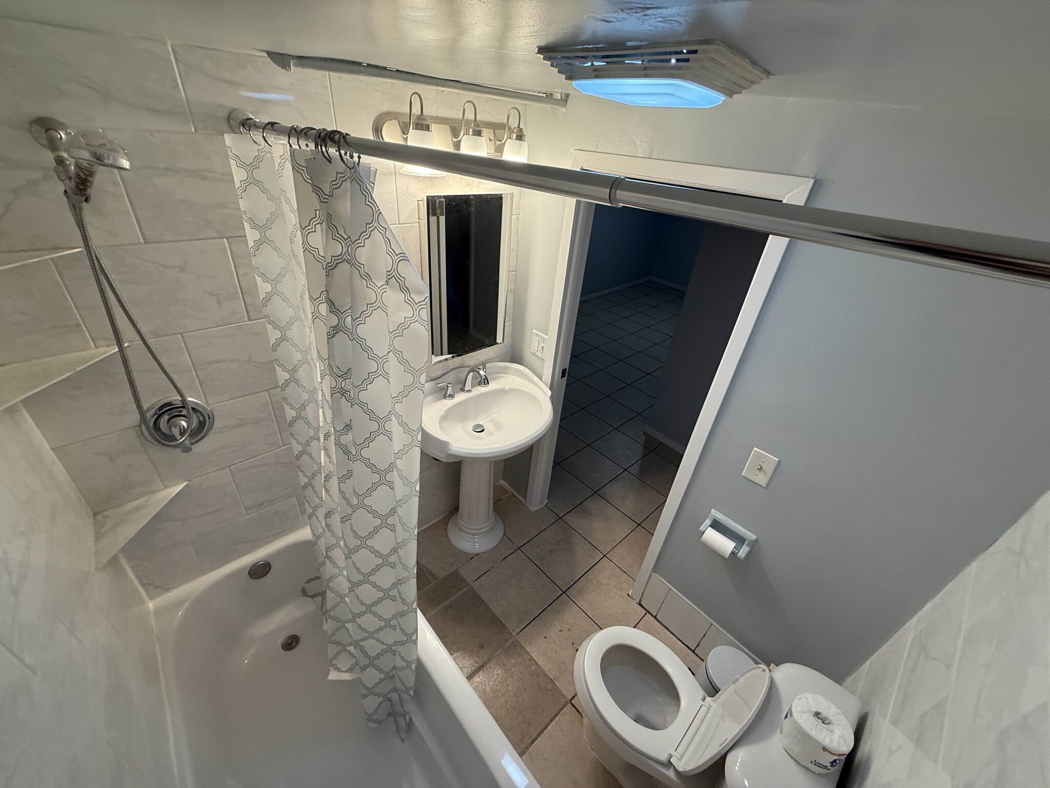 Building Photo - 2210 N Lockwood Ave