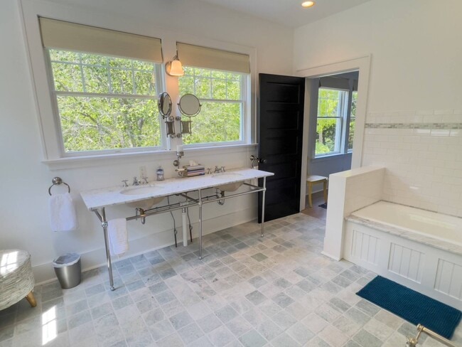 Building Photo - 118 Water Mill Towd Rd