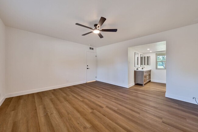 Building Photo - Renovated 2 Bedroom Condo Located on the F...