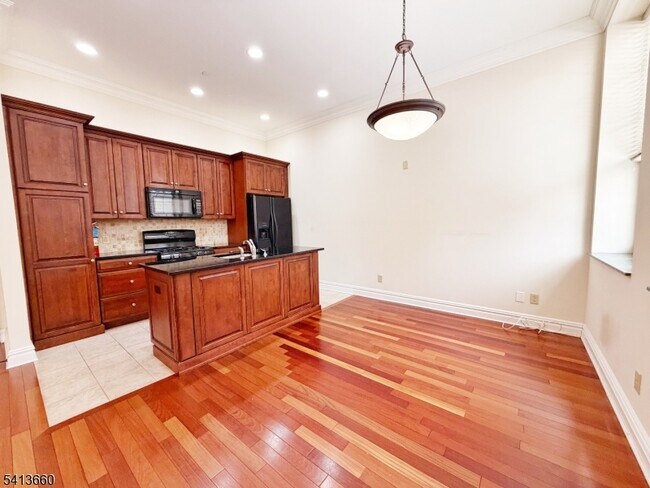 Building Photo - 33 Forest Ave