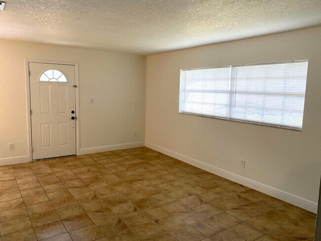 Building Photo - Southern Oaks 2 / 2 with Office & Sun Room