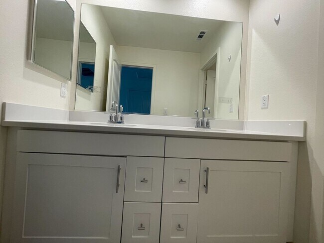 Building Photo - $1,000 Off 2nd Month’s Rent! 5-Bedroom Hom...