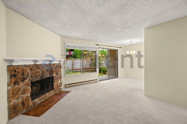 Building Photo - Unit E5