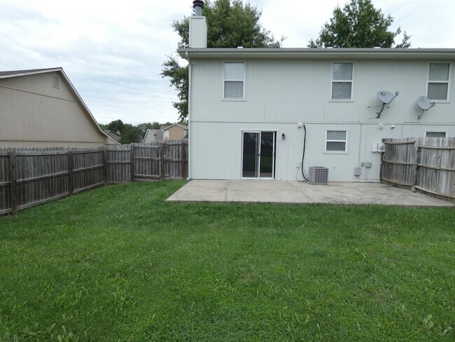 Building Photo - 833 Spring Ct
