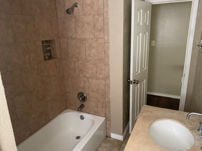 Building Photo - 2714 Oates Dr