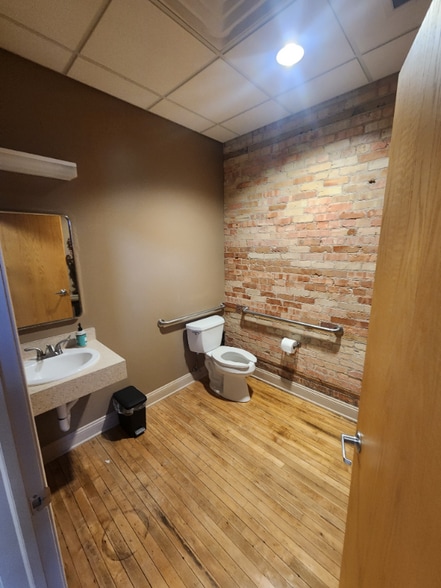 Building Photo - 9 Main St