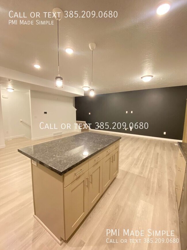 Building Photo - Clear and Bright, Newer Townhome in Rivert...