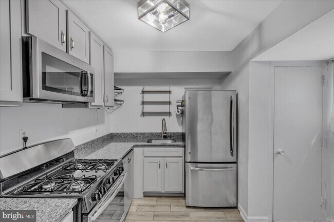 Building Photo - 5916 Mayflower Ct