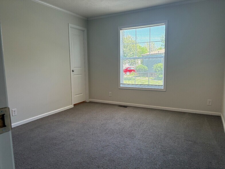 Building Photo - 327 Green Park Cir