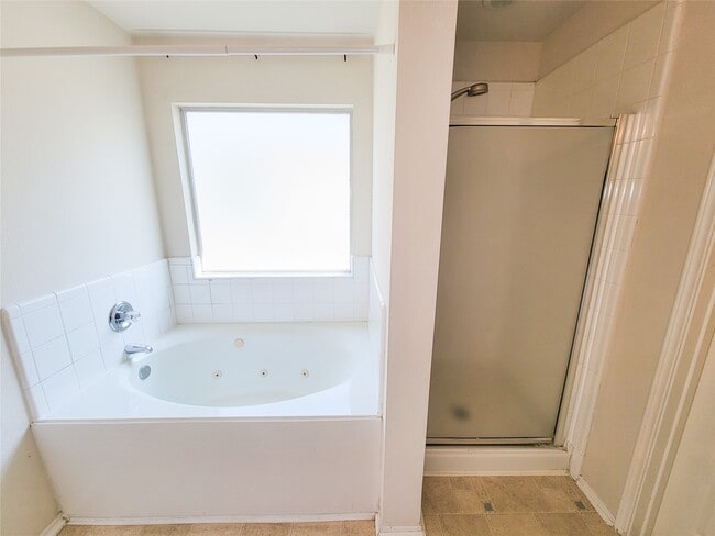 Building Photo - 5746 Roehampton Ct