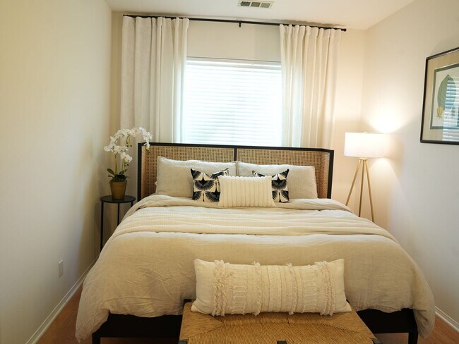 Building Photo - Cozy Stevenson Ranch Home on a Quiet Cul-D...