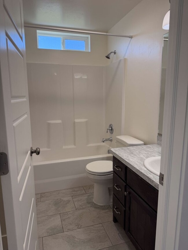 Building Photo - CALL TYE DIRECTLY 208-313-6062. 4 BED 2 BATH HOME WITH ATTACHED GARAGE