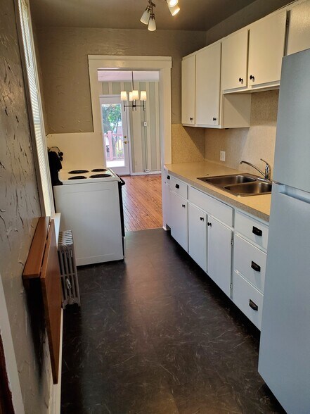 Building Photo - 18 E Main St