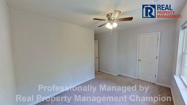 Building Photo - 2 BD/2.5 BA Townhome with Convenient Jacksonville Location