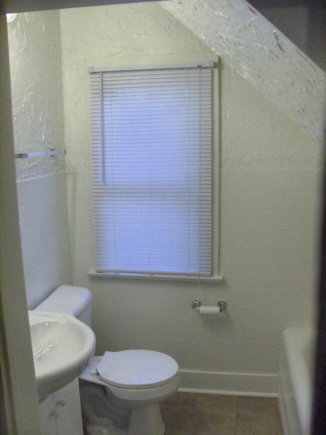 Building Photo - 826 W Elsie St