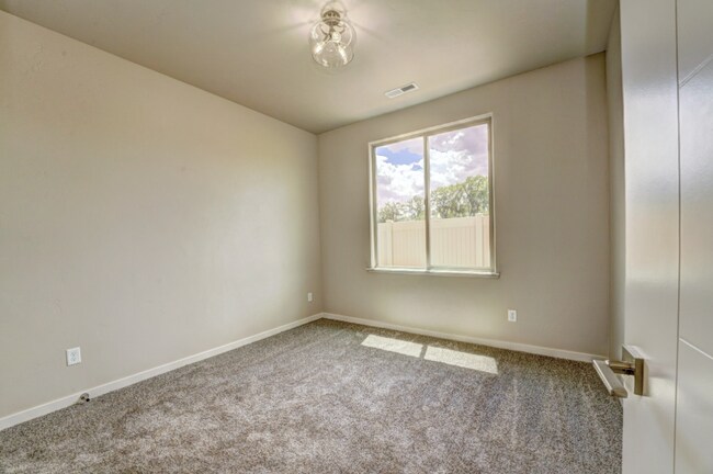 Building Photo - 2745 Eclipse Ave