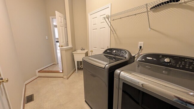 Building Photo - Gorgeous Charter Colony Cul-de-Sac Home: 4 Bed, 2.5 Bath Home with Screened-In Porch