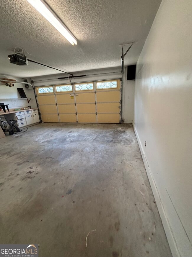 Building Photo - 303 Foxwood Dr