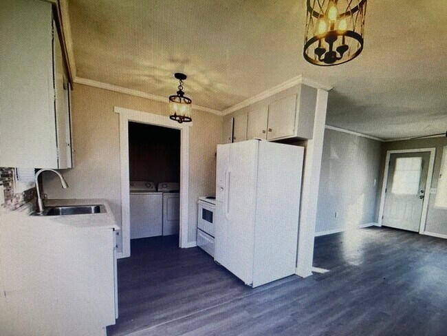 Building Photo - 3 bedroom 1 Bathroom