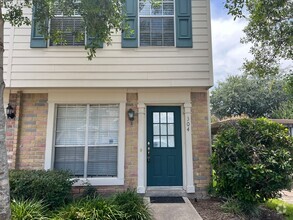 Building Photo - Welcome to This Charming Townhome Nestled ...