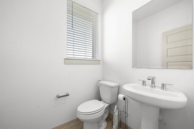 Building Photo - 823 Starcross Bnd Dr