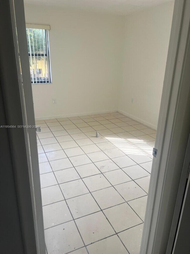 Building Photo - 526 NW 114th Ave