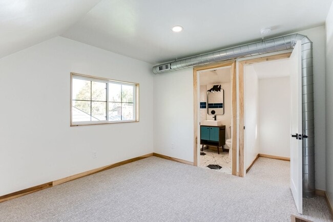 Building Photo - Gorgeous 2 bed, 2 bath 1 garage home in Li...
