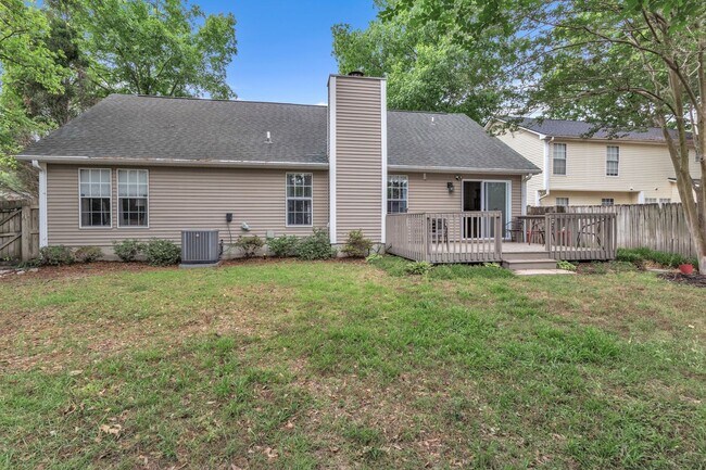 Building Photo - 3 bedroom furnished rental in Goose Creek - Fenced yard and great location
