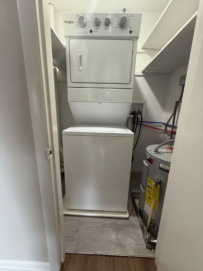 Building Photo - Remodeled 1 Bedroom Apartment!!! Walk to t...