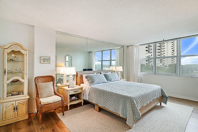 Building Photo - 2121 N Ocean Blvd