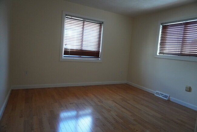 Building Photo - 33 Oxford Cir