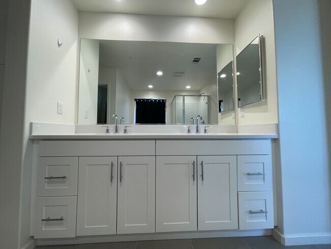 Building Photo - 5-Bedroom Home, Including In-Law Suite, in...