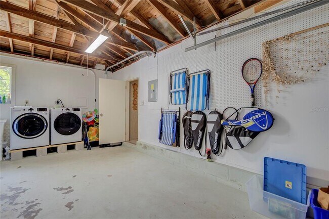 Building Photo - 3200 DE BAZAN Ave